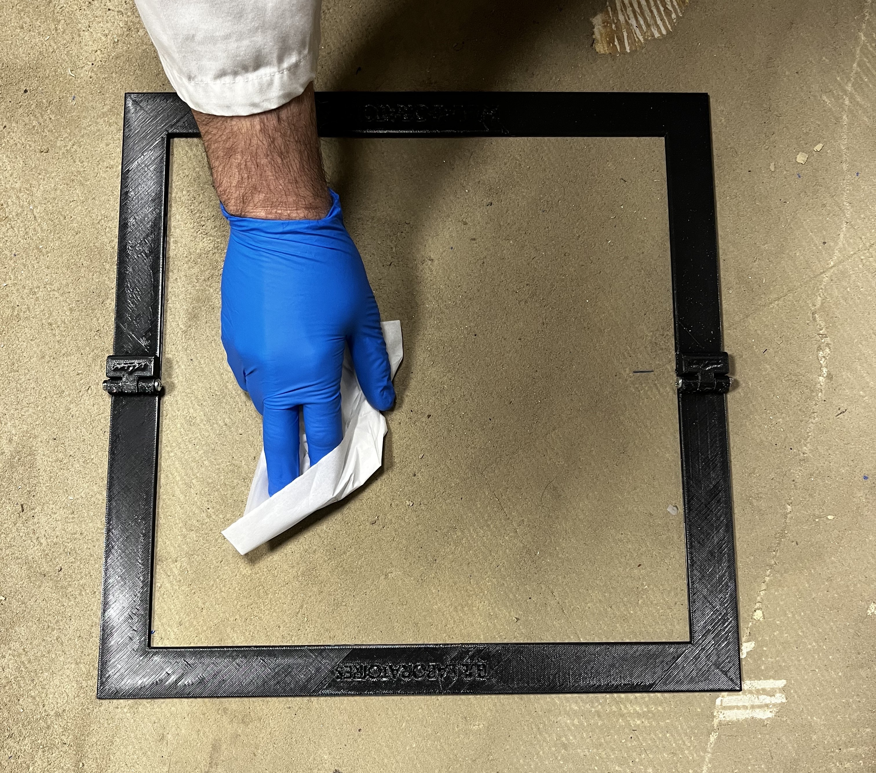 Prélèvement plomb poussières par lingette sur surface